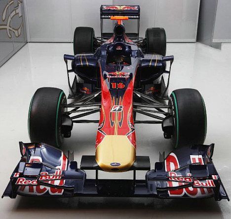 Sebastien Buemi nåede kun 18 omgange i den nye Toro Rosso STR5 racer.